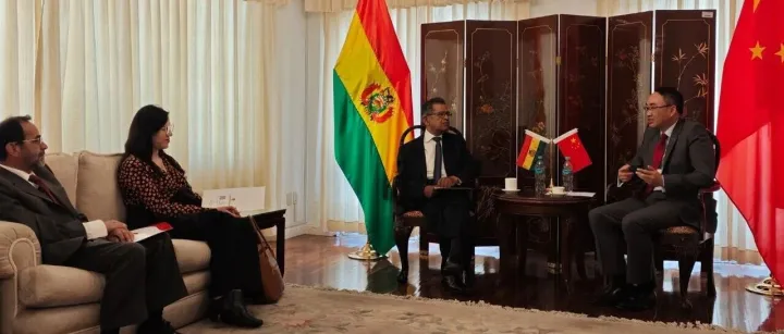 驻玻利维亚大使王亮会见玻共产党国际关系书记