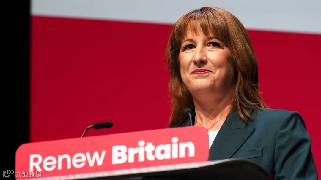 英国利物浦 - 9 月 29 日:财政大臣雷切尔·里夫斯 (Rachel Reeves) 于 2025 年 9 月 29 日在英国利物浦 ACC 利物浦举行的工党会议第二天上台发表讲话。工党会议的召开背景与去年截然不同,当时该党在大选中以压倒性胜利夺取政权。一年过去了,民意调查显示,四分之三的英国人 (74-77%) 表示,他们在生活成本、移民、税收方面几乎不信任该党