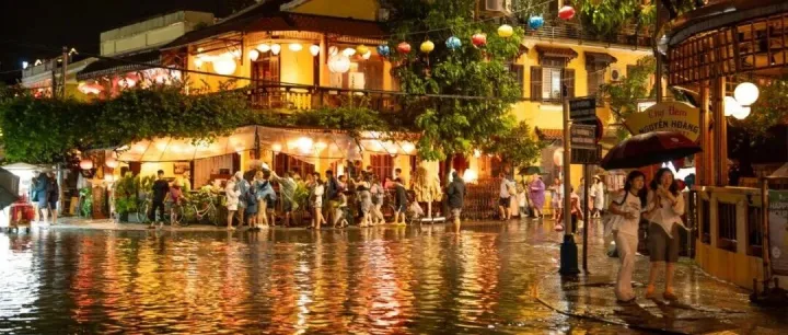 会安古城，夜间洪水上涨