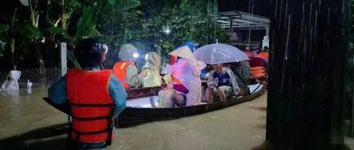 持续上涨 岘港民众连夜求救