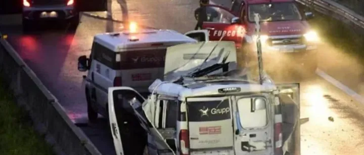 （视频）八名劫匪焚车堵路抢劫运钞车，现场交火如战场