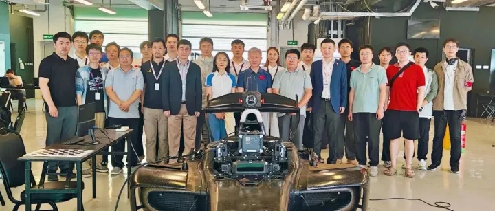 张益明大使看望慰问第二届阿布扎比自动驾驶赛车国际联赛中阿联队成员