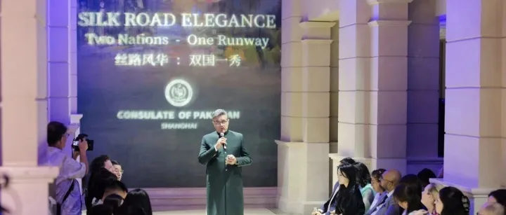 中巴时装秀亮相长城