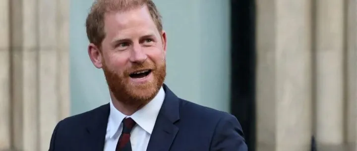 <em>哈</em><em>里</em><em>王子</em>独自重返<em>英国</em>！父子重逢还是再度错过？悬念升级