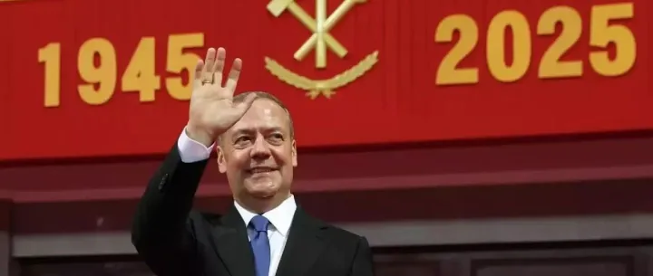 <em>梅</em><em>德</em>韦杰<em>夫</em>在平壤向金正恩转交金日成致斯大林的档案信函