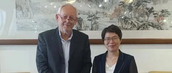 黄世芳大使会见罗德里格斯岛工商会秘书长瓦尔特