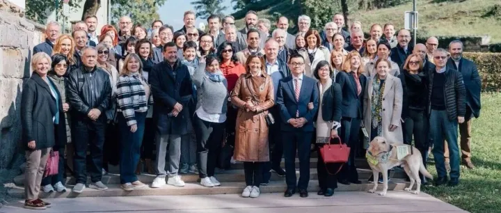 法永外长在皮图伊与各国使节共度外交考察日