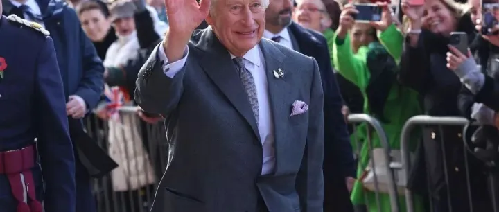 查尔斯国王突遭抗议怒吼：“你早就知道安德鲁与爱泼斯坦的事吗？”现场一度混乱！