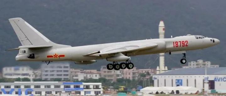 中国东部战区多架轰-6K赴台周边展开模拟对抗训练