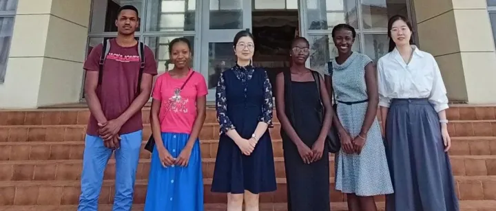 驻圣普使馆临时代办郑希出席圣普赴华留学生欢送会