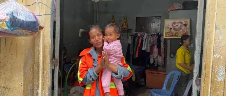 一岁孩子“挂”在胸前，金边街头的清洁工妈妈负重前行