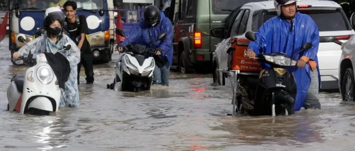 送水节送不走雨 昨日金边多地被淹