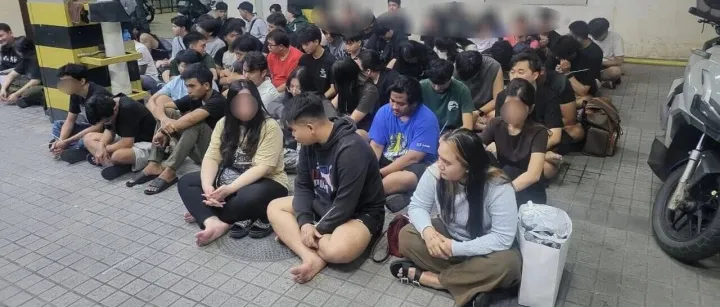 金边警方突查电诈窝点，上百人落网