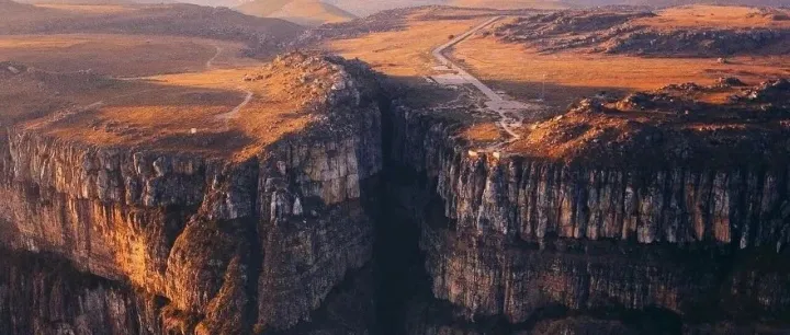 顶风作案，某某等人在罗安达被捕