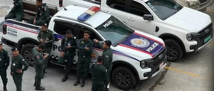 <em>西</em><em>港</em>惊现“警察抓警察”：40多名本地警察围堵内政<em>部</em>警察