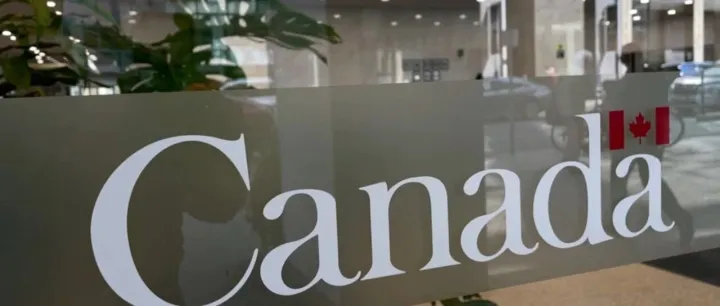 “灾难!” 联邦政府恐大规模裁员7万人！卡尼表示需要做出牺牲！