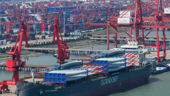 小商品出口码头图