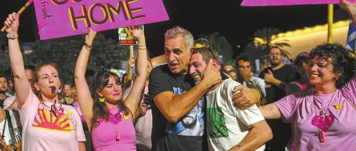 World丨Palestinians <em>return</em> home as truce holds