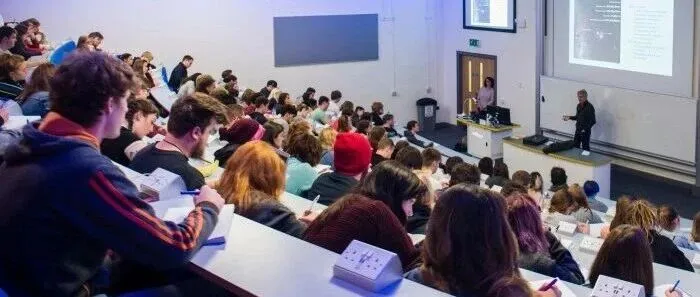 金融时报：英格兰大学学费将永久与通胀挂钩 University tuition <em>fees</em> in England to be