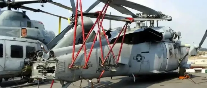 海外谈中国：直-<em>20J</em>海军型直升机公开展出 与MH-60S“海鹰”对应