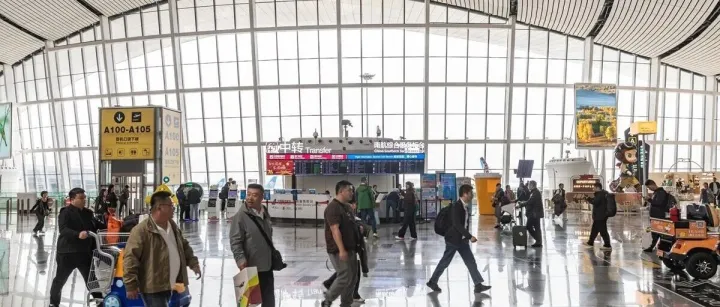 China sets 21,427 weekly int'l flights to 83 nations & <em>regions</em>