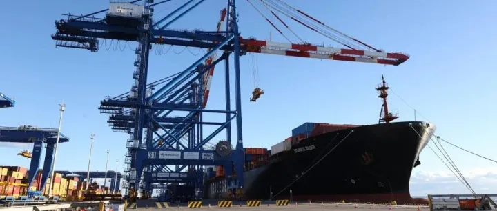 中欧北极快航航线首艘货船抵达波兰