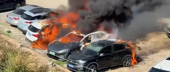 一<em>阿</em>维<em>塔</em>06起火致8车烧毁，<em>阿</em>维<em>塔</em>发布情况说明