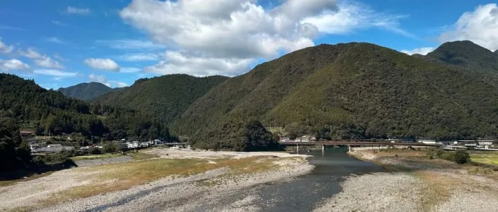 <em>在</em>自然<em>与</em>时间<em>之间</em>：停滞的日本