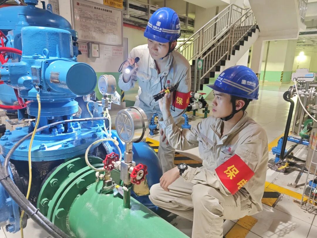 平班公司运维人员检查设备。邵光学 摄.jpg