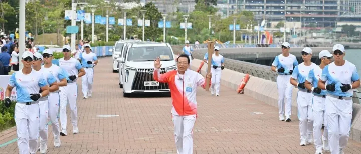 荣耀与责任同行！十五运会火炬传递开跑，广汽集团董事长冯兴亚担任火炬手