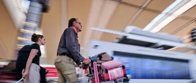 20岁加拿大女孩赴美探亲被<em>拒</em>入境，美方怀疑其是<em>非法</em>移民