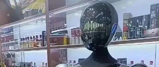 调酒机器人来啦，这个展位科技感满满