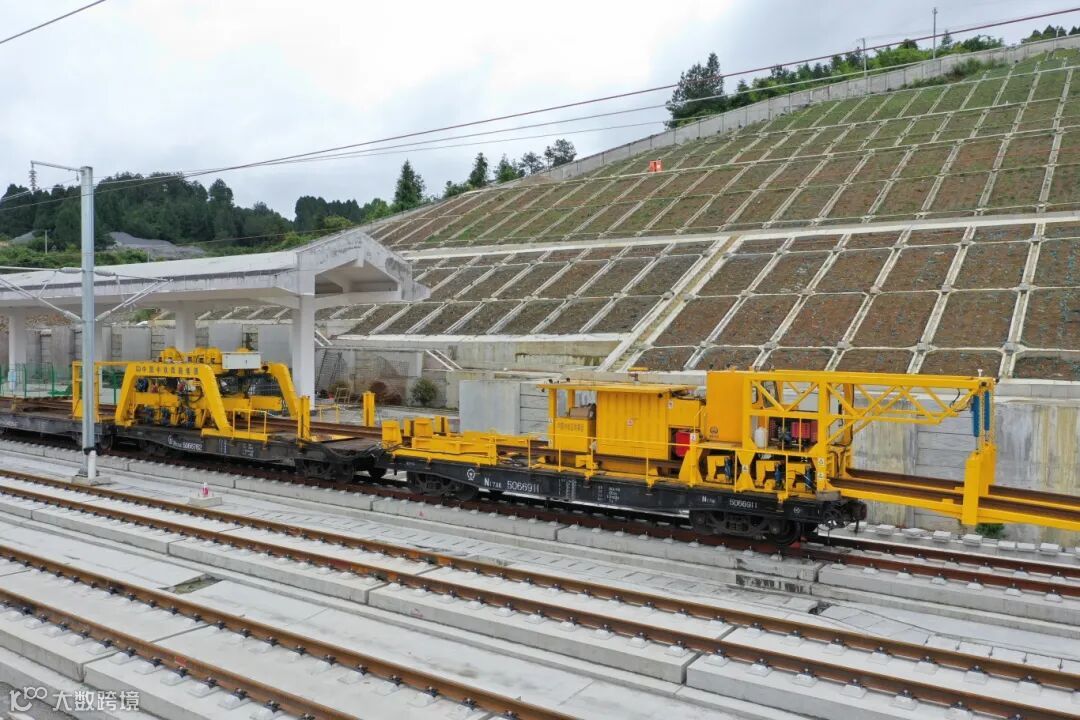 长钢轨智能分拣车+长钢轨智能推送车.JPG