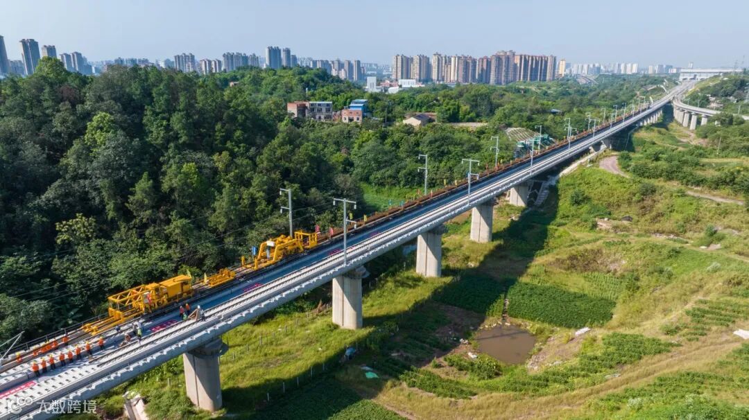 渝昆高铁开始铺轨 (4)_副本.jpg