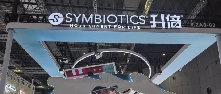 升倍羊奶粉第八届进博展位成为“人气直播点”！