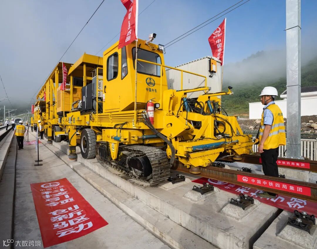 2021年5月8日，公司主持研发的WPZ-500型国内首套无砟轨道智能铺轨机组成功落地 (1)_副本.jpg