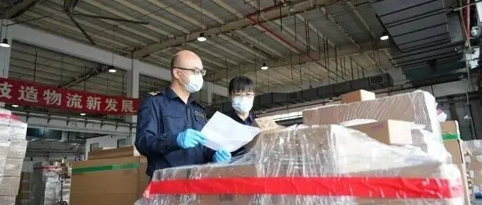 “双11”临近 广州多个跨境电商进出口现场迎来进口高峰