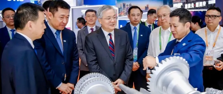 江苏省委常委、南京市委书记周红波莅临第八届进博会苏美达展台参观指导