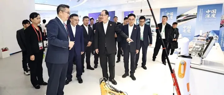 毛伟明率团参观第八届进博会展馆