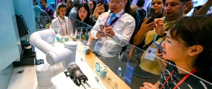 新华社 | “圈粉”境外采购商 中国机器人登上广交会“主舞台”