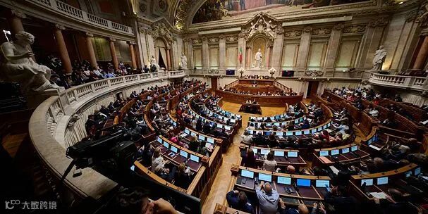 议会在马塞洛否决后就恢复 302 个教区进行投票