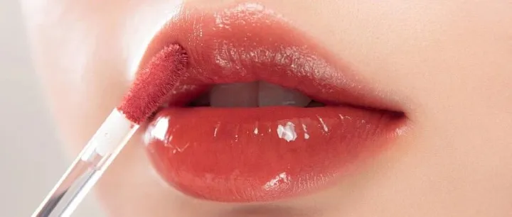 水光持妆双突破—— 从原料创新看亮面唇釉的技术升级