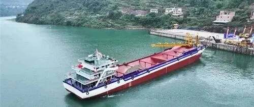 国内首艘5000吨级新能源自卸砂船成功首航