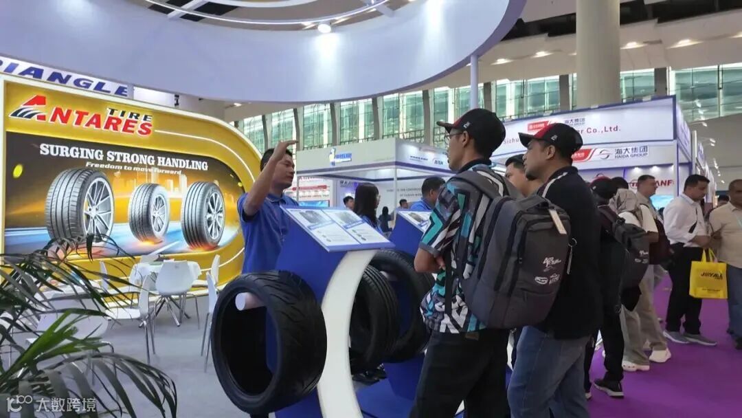 客商在肇庆高新区企业展位前洽谈交流。图源 肇庆高新区广播电视中心