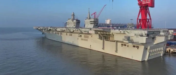 海军四川舰开展首次航行试验