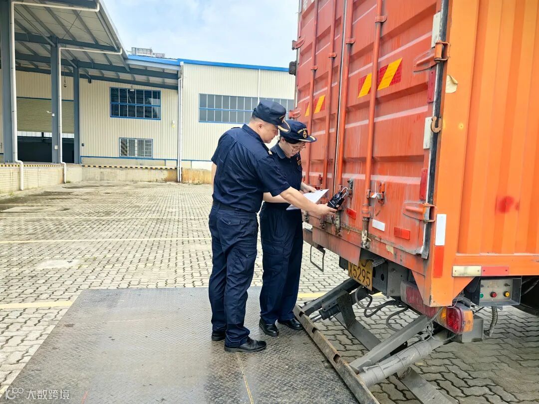 肇庆大旺跨境电商国际货站内，工作人员再次核对货单。王振宇 摄