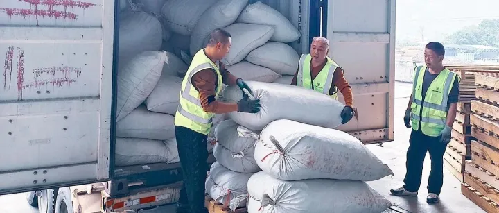 老挝进口土茯苓运抵重庆铁路口岸并顺利清关