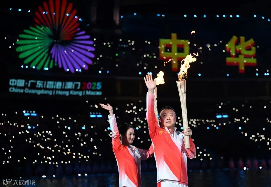 开幕式场内火炬传递的第一棒火炬手,马琳与陈若琳携手踏浪而来。图源:新华社.jpg