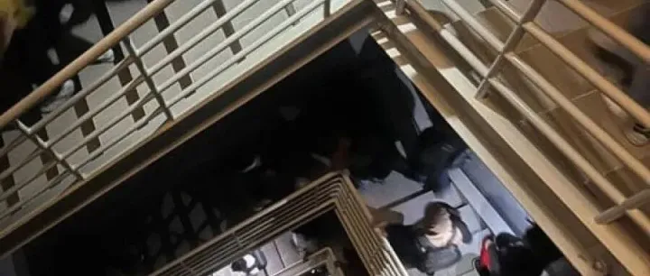 <em>TRX</em>大楼突发停电 上班族徒步下百层楼直呼“腿软”