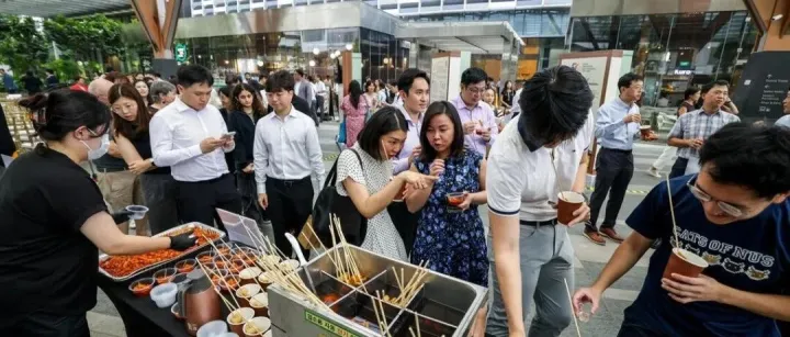 新韩建交50年：白虎与狮子跃上壁画 韩食街美食节献祝福